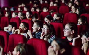 Read more about the article Filme și ateliere de cinema pentru elevi, la Sunscreen Film & Arts Festival
